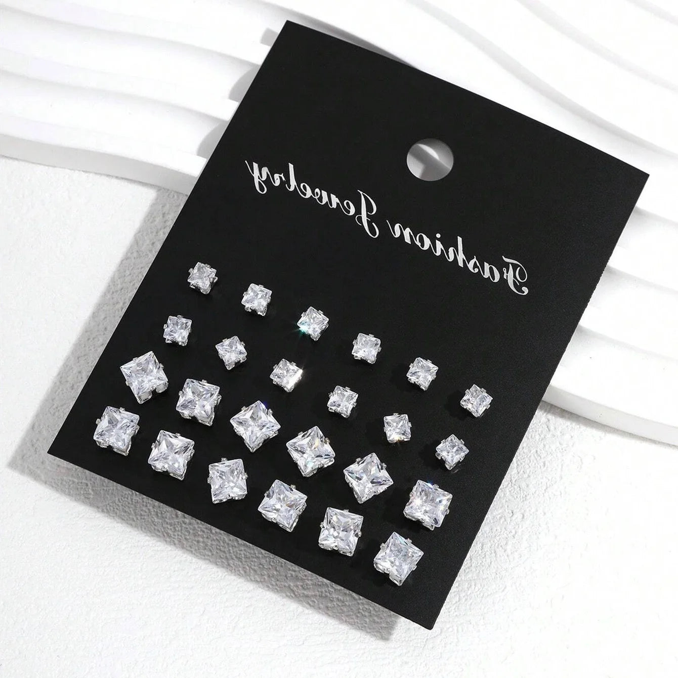 Ensemble de 12 paires de boucles d'oreilles à clous en zircone - Boucles d'oreilles luxueuses en cristal