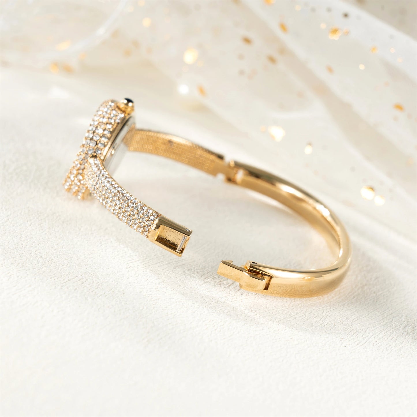 ساعة نسائية فاخرة - ساعة بيضاوية مرصعة بأحجار الراين بأرقام رومانية ومقاومة للماء