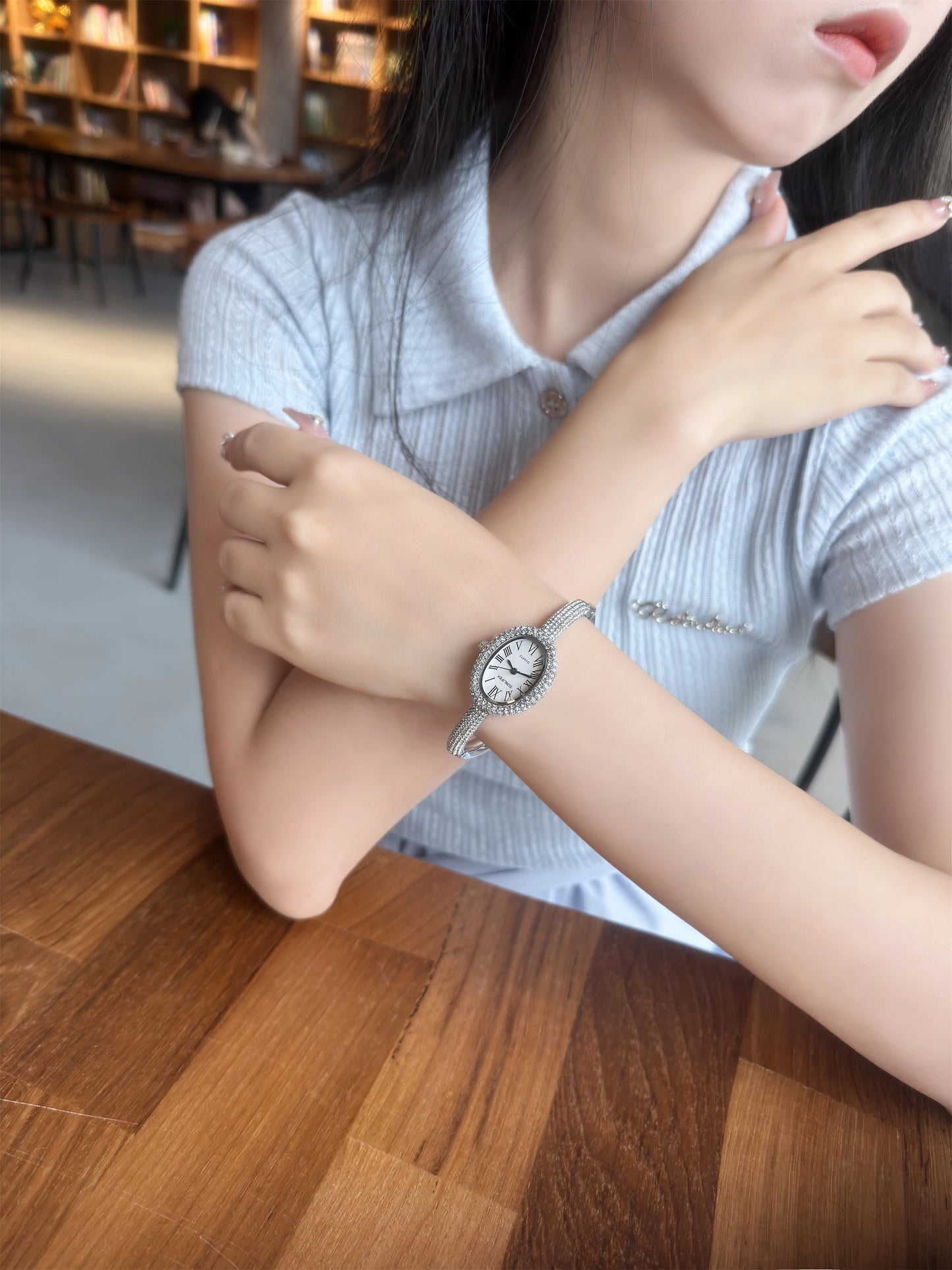 ساعة نسائية فاخرة - ساعة بيضاوية مرصعة بأحجار الراين بأرقام رومانية ومقاومة للماء