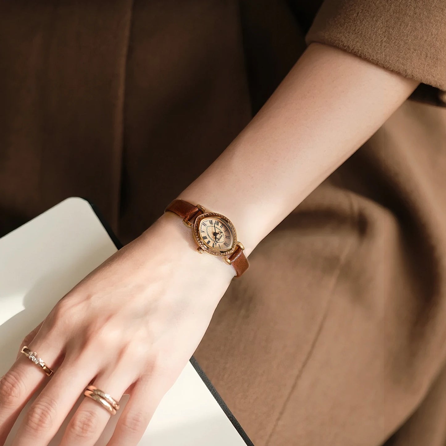 ساعة نسائية - ساعة كوارتز عتيقة مقاومة للماء من Lucky Goddess