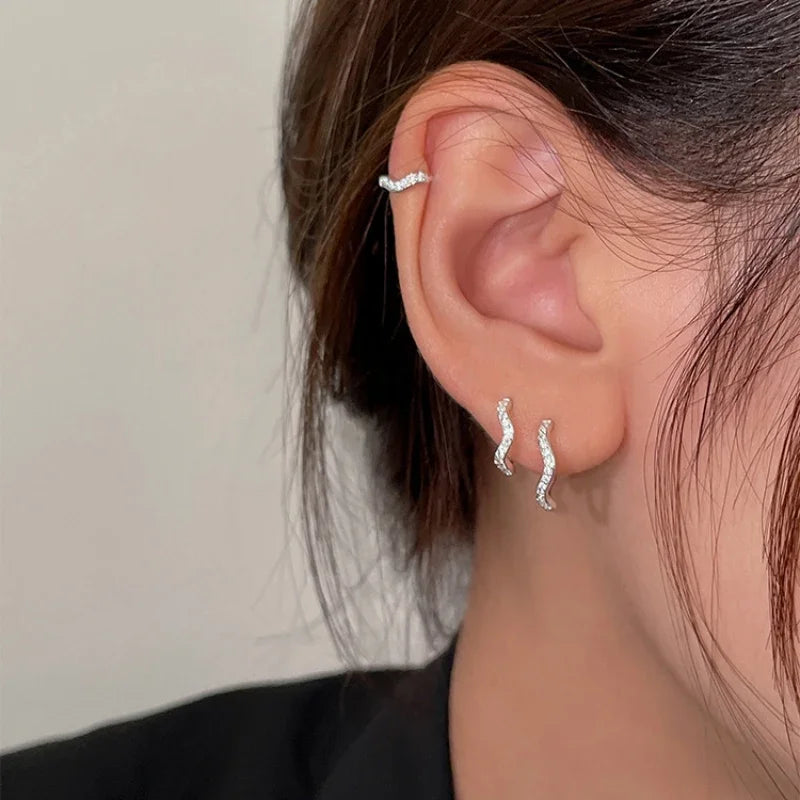 Boucles d'oreilles créoles Wave - Créoles minimalistes en acier avec zircone cristal