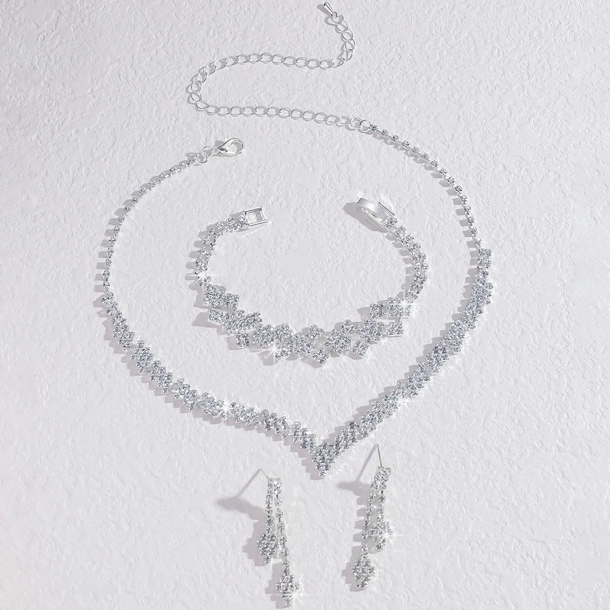 طقم مجوهرات من حجر الراين - أقراط وقلادة مطلية بالفضة