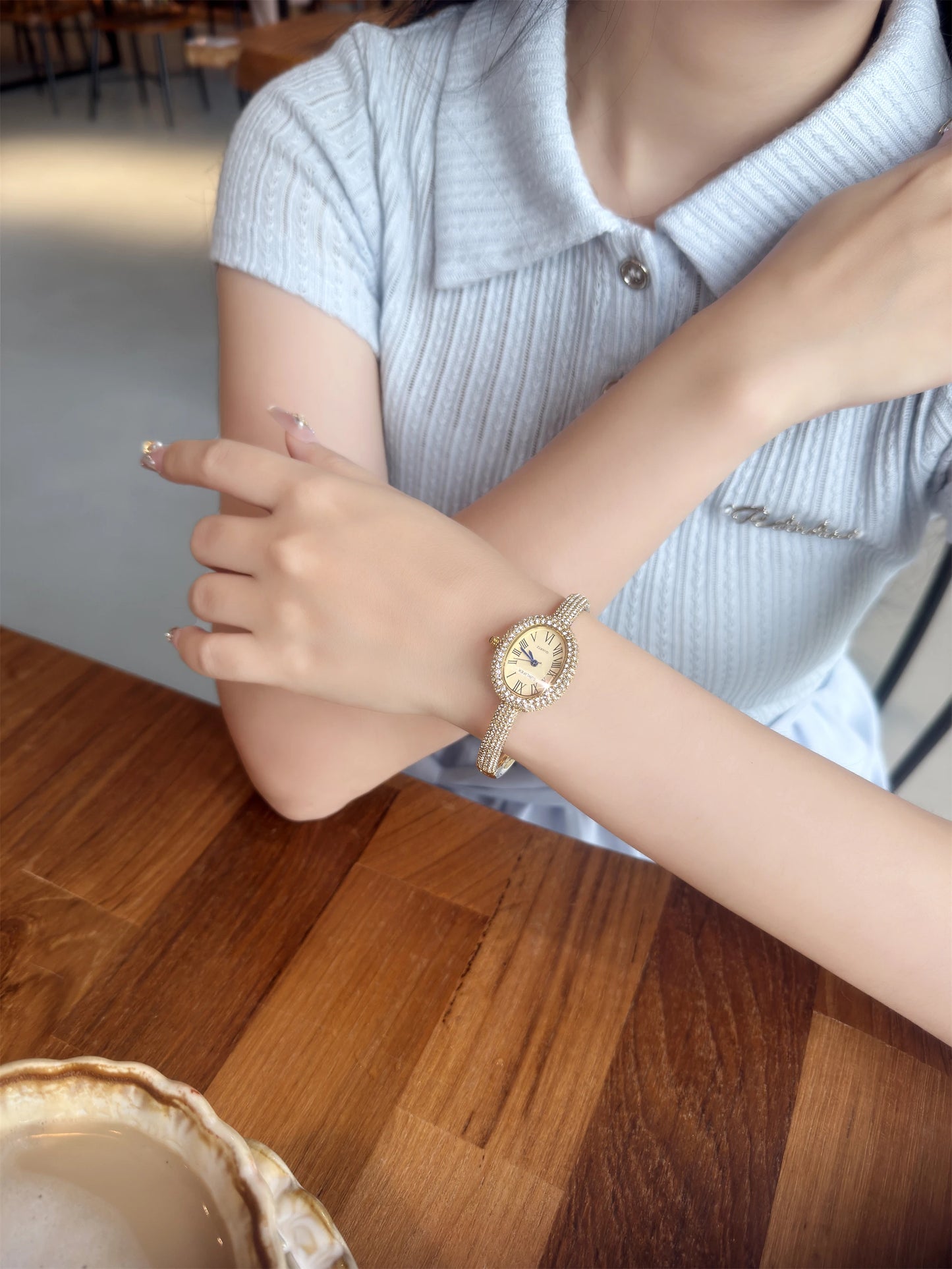 ساعة نسائية فاخرة - ساعة بيضاوية مرصعة بأحجار الراين بأرقام رومانية ومقاومة للماء