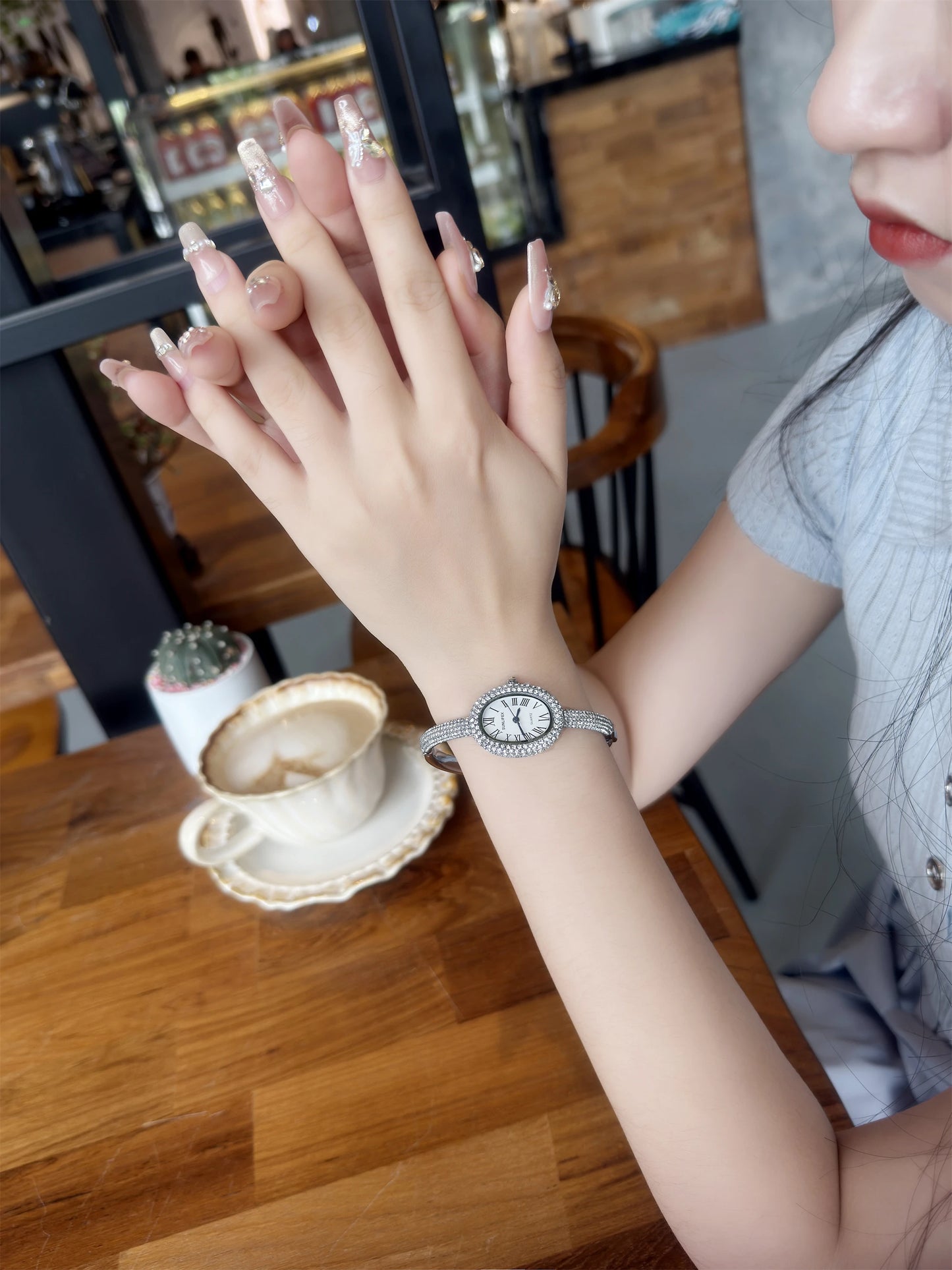 ساعة نسائية فاخرة - ساعة بيضاوية مرصعة بأحجار الراين بأرقام رومانية ومقاومة للماء