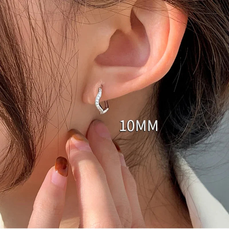 Boucles d'oreilles créoles Wave - Créoles minimalistes en acier avec zircone cristal